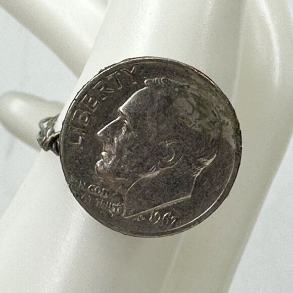 Vintage Wire Wrapped 1967 Roosevelt Dime Coin Ring Size 7 ✨ - Picture 3 of 8
